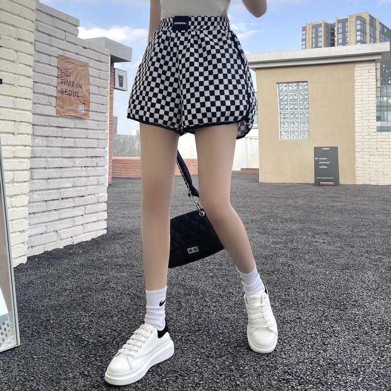 Shorts en coton à carreaux, coupe ample et décontractée, noir et blanc.