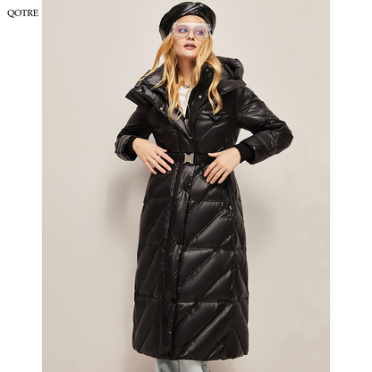 Manteau en duvet imperméable à capuche et ceinturé jusqu'au mollet