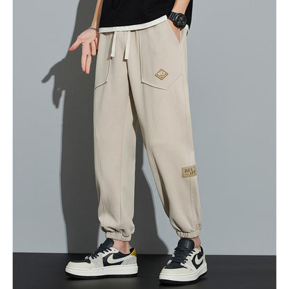Pantalón de chándal deportivo de punto con bolsillos parcheados ajustados.