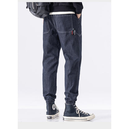 Jeans estilo retro con parches en la calle, corte suelto y ajustado en la parte inferior.
