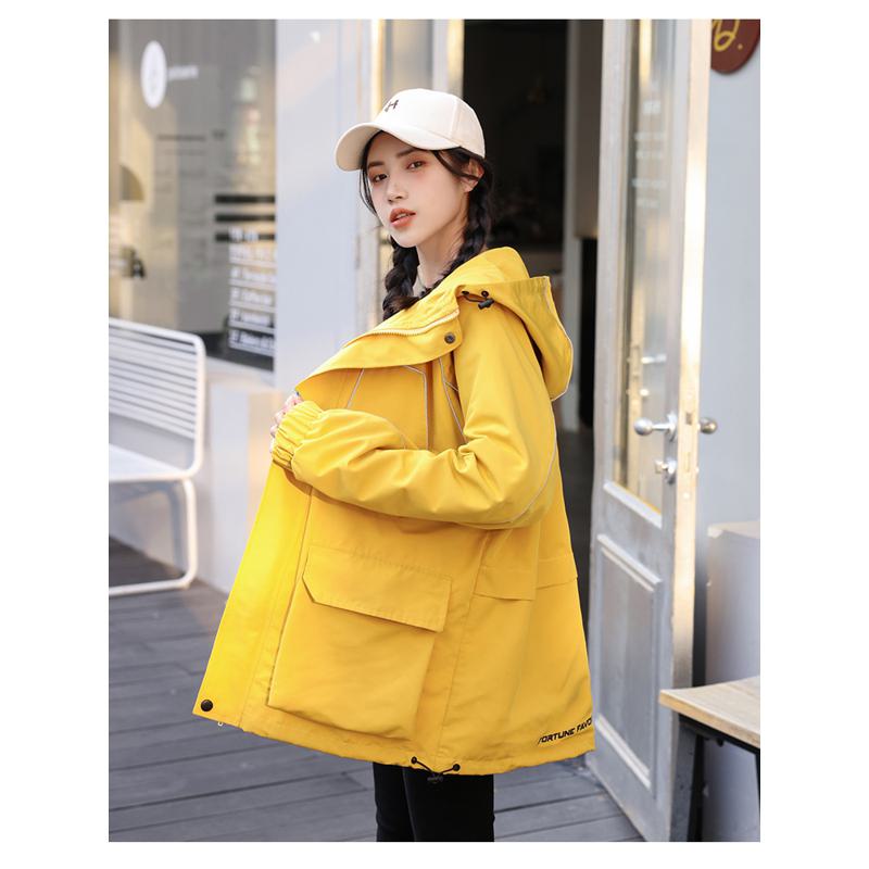 Chaqueta con capucha estilo workwear, suelta y reflectante para lluvia, de ajuste holgado.