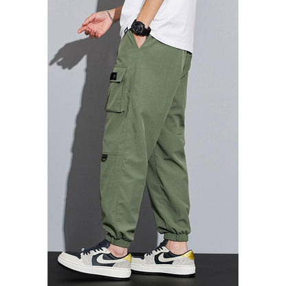 Pantalon cargo à fermeture éclair, poches multiples et élastique ajusté.