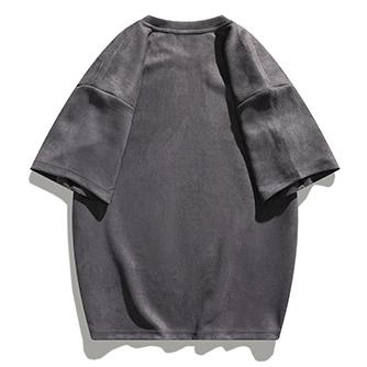 Locker geschnittenes T-Shirt mit Rundhalsausschnitt, elastischem Wildlederdruck und überschnittenen Schultern.