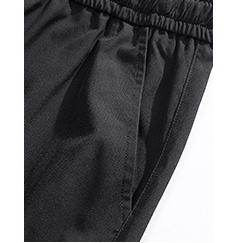 Pantalon cargo ample à poches soufflets et coupe fuselée style streetwear, avec élasticité.