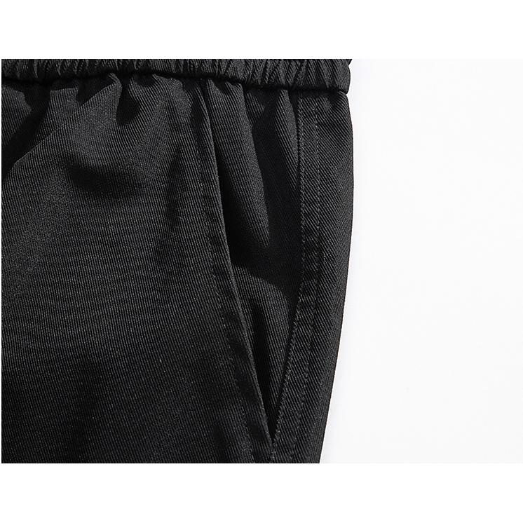 Pantalon fuselé à poches plissées, style urbain, élasticité et coupe ample.