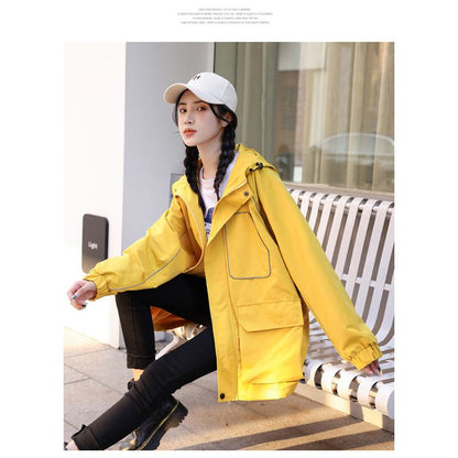 Regenjacke mit Kapuze im Workwear-Stil, locker und reflektierend, lässiger Schnitt.
