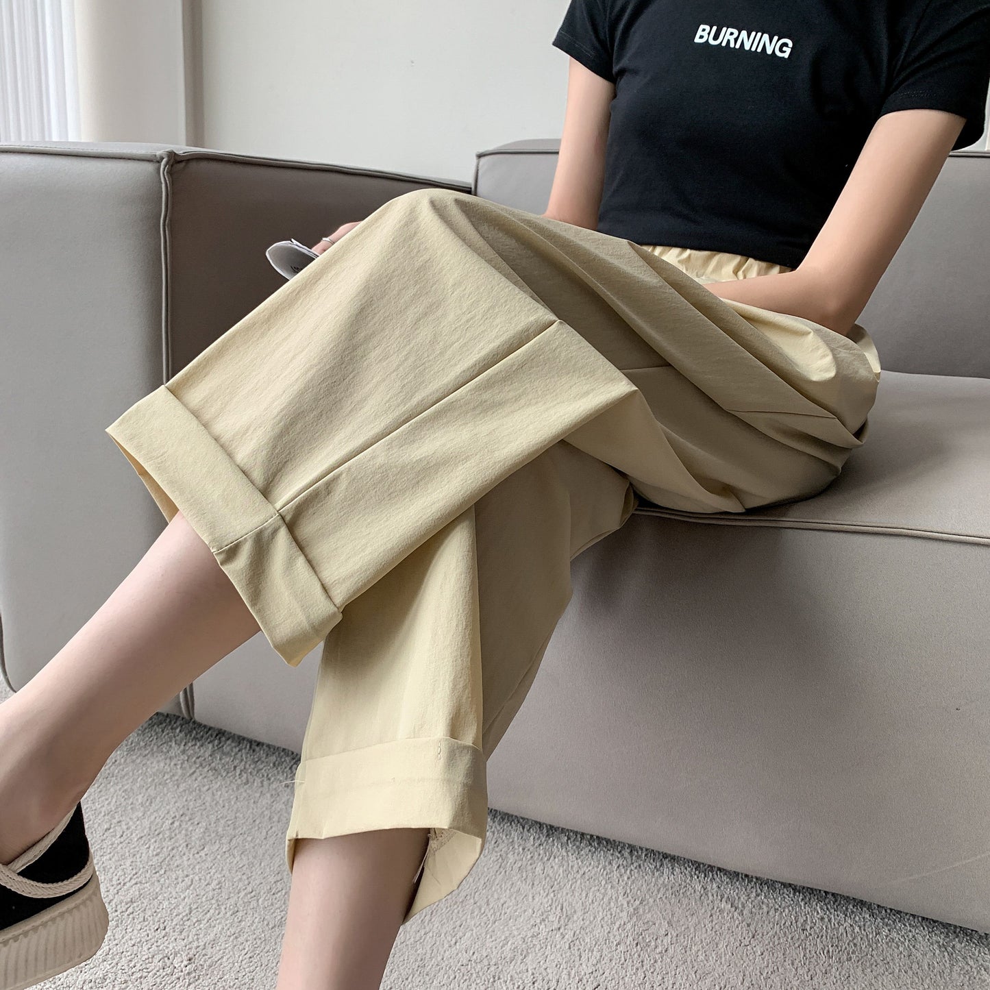 Pantalon coupe droite ample avec poches, solide et polyvalent, jusqu'à la cheville.