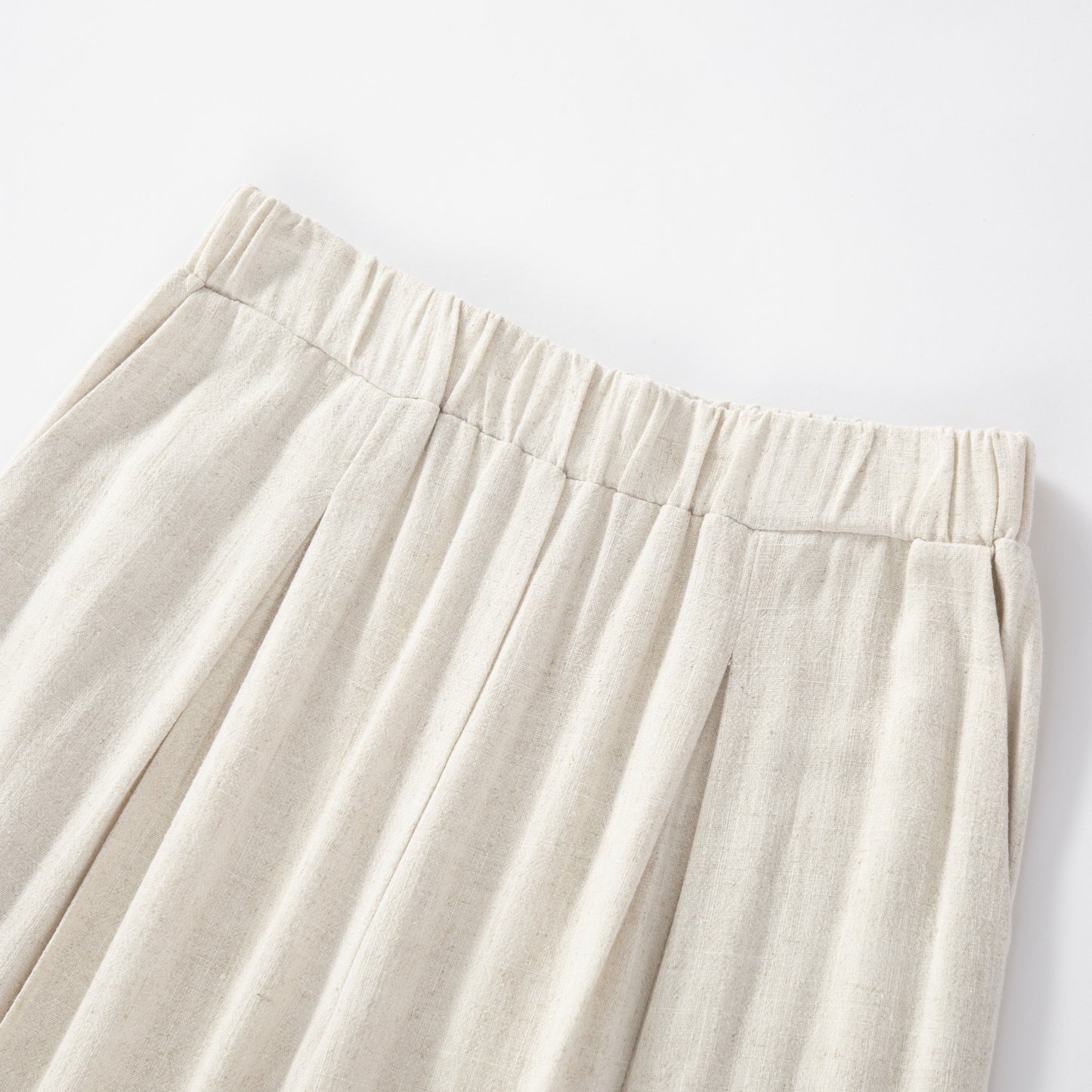 Pantalon ample en lin soyeux à taille haute et coupe décontractée.