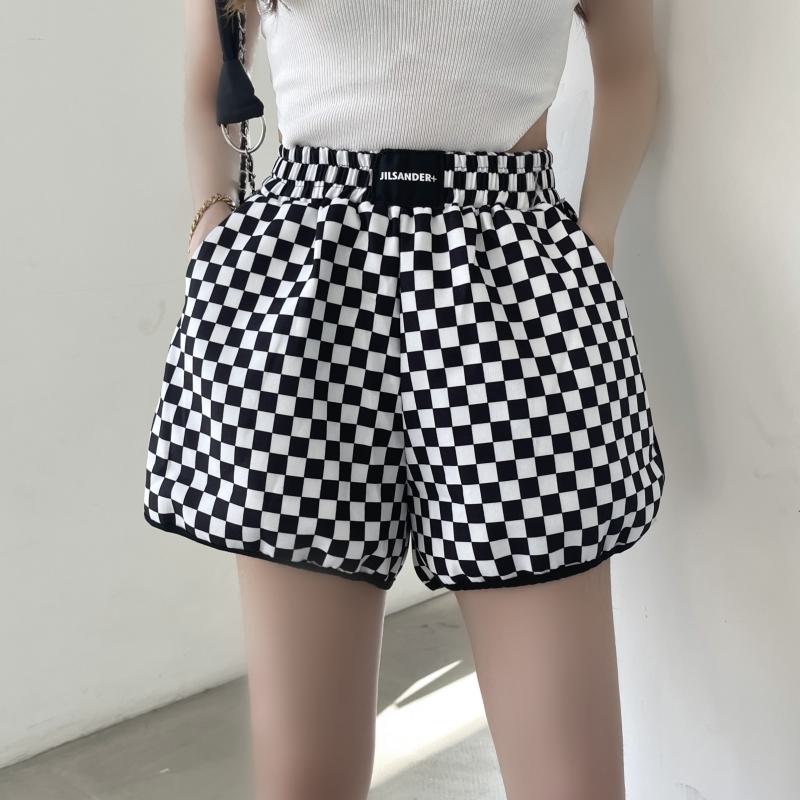 Pantalones cortos de algodón a cuadros en blanco y negro, estilo casual y sueltos.