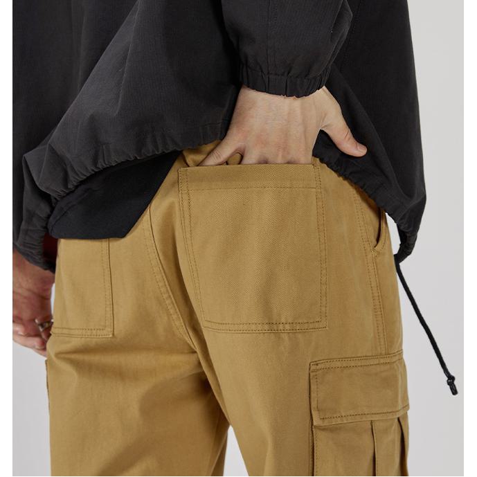 Pantalons cargo décontractés à jambes larges et droites avec poches à rabat.