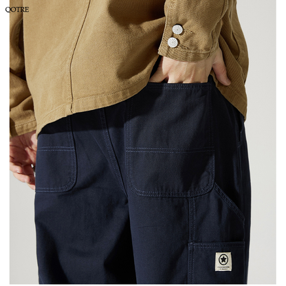 Pantalon cargo ample à taille à cordon de serrage et jambes larges, détail de l'étiquette.