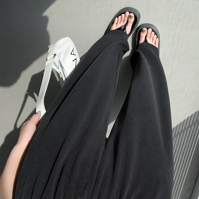 フロアレングスの薄手カジュアルな紫外線対策ルーズフィットストレートパンツ
