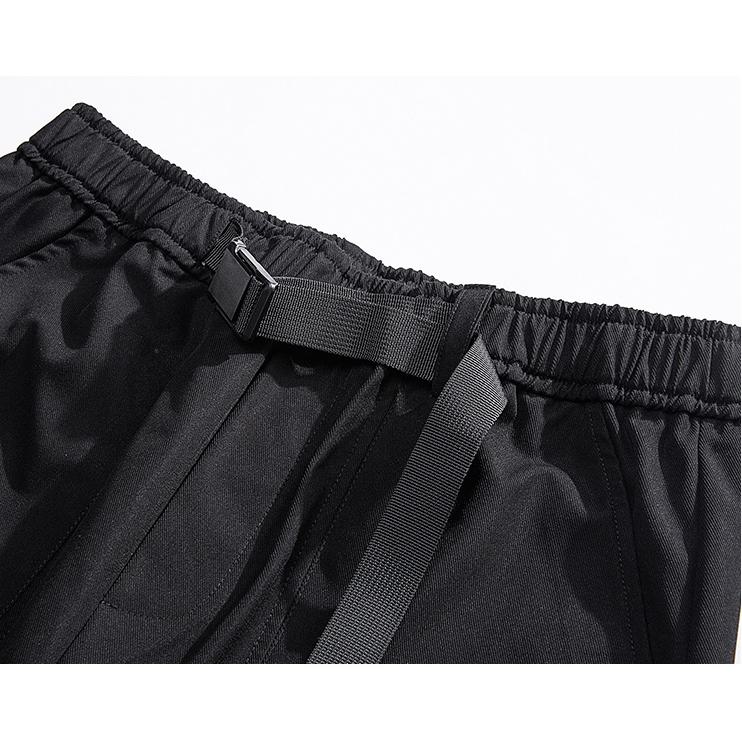 Pantalons cargo fuselés à poches obliques et coupe ample.