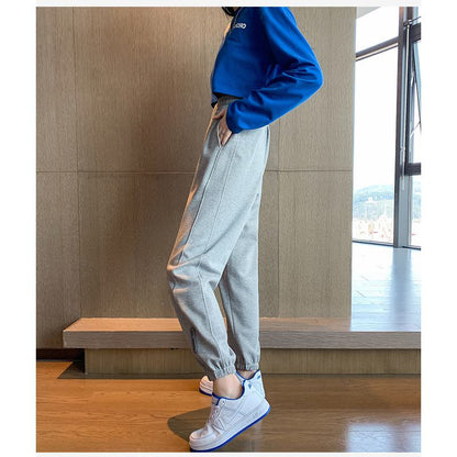 Pantalones deportivos versátiles y ajustados que adelgazan y tienen corte holgado.