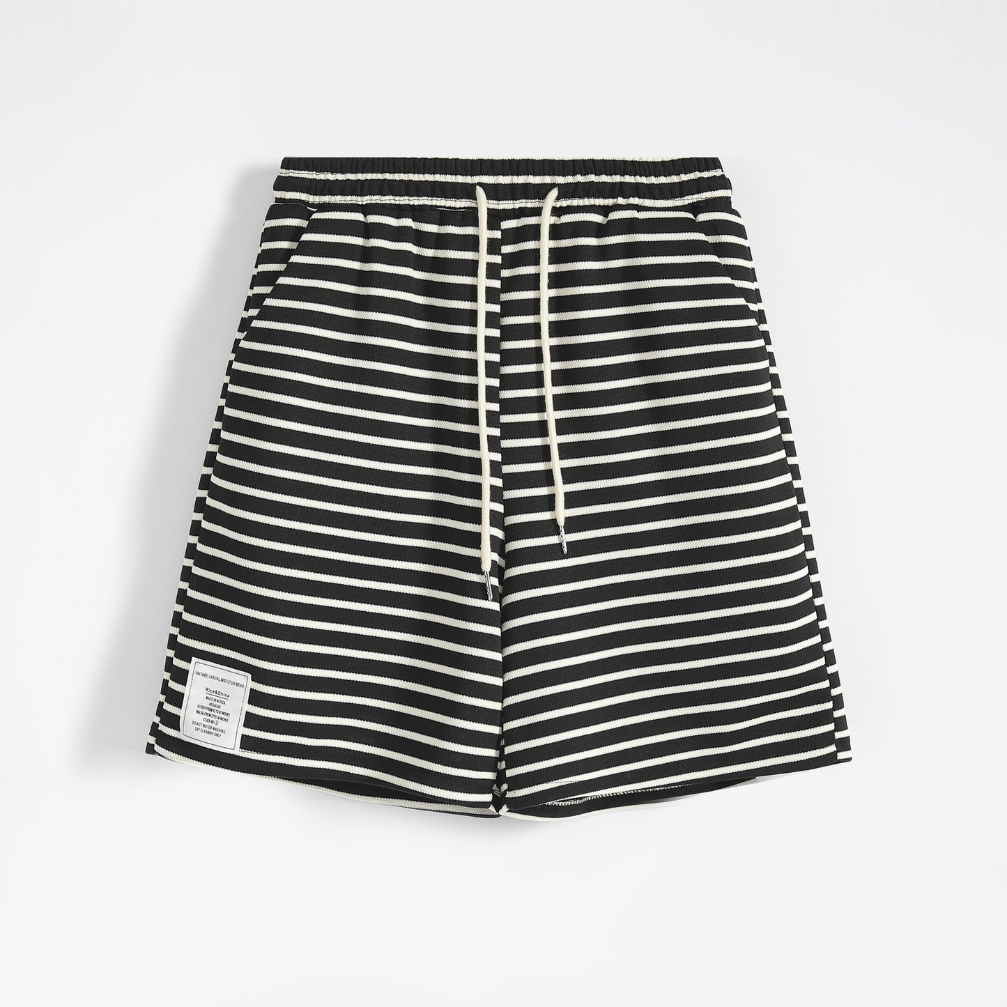 Lockere, weite Shorts mit schwarz-weißen Streifen, elastischem Bund und Kordelzug.