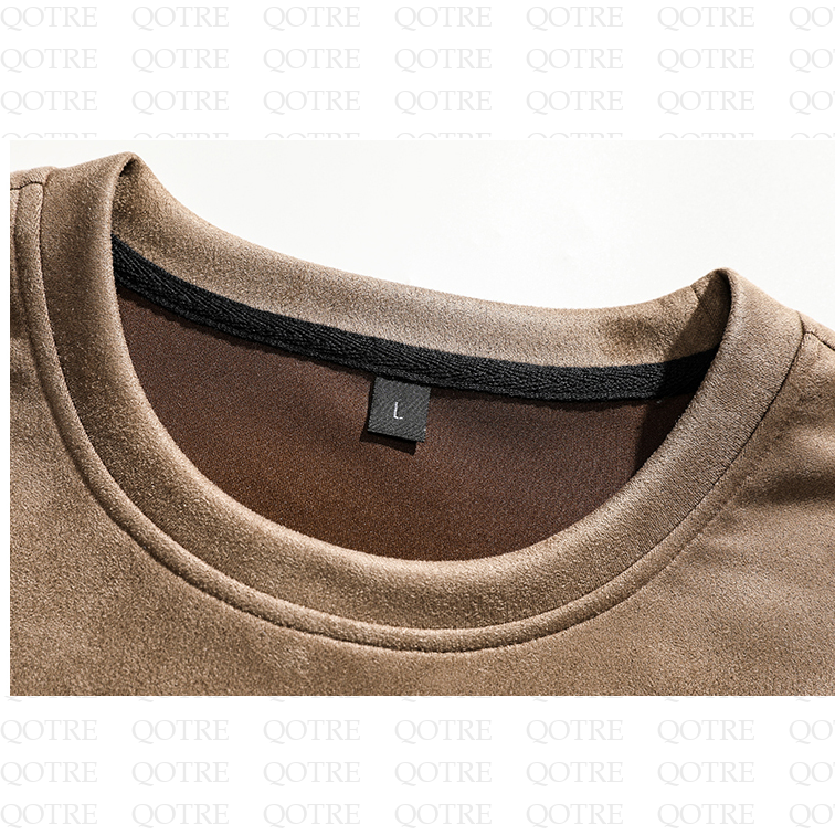 T-Shirt mit Rundhalsausschnitt, kurzen Ärmeln und Drop-Shoulder-Design aus elastischem Wildleder mit vielseitigem Druck.