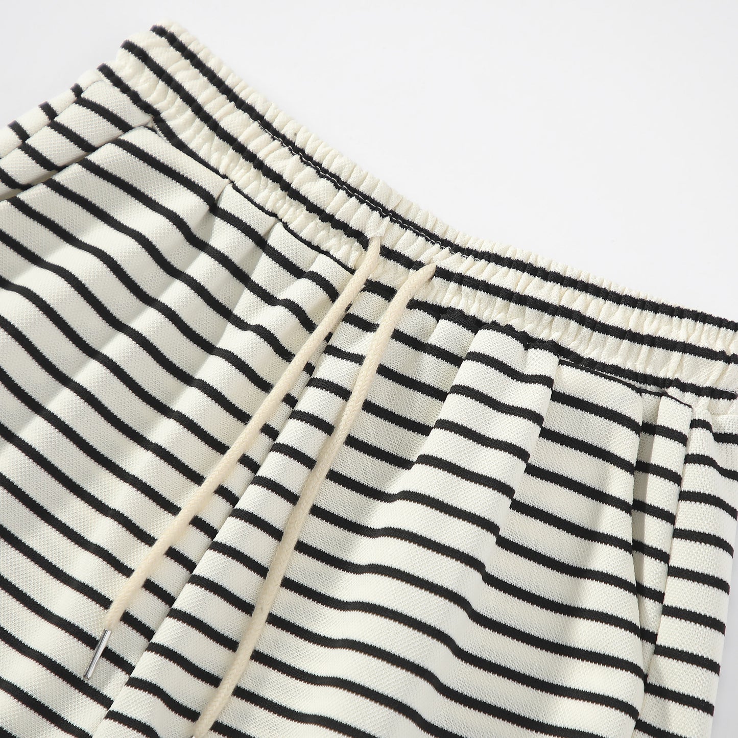 Lockere, weite Shorts mit schwarz-weißen Streifen, elastischem Bund und Kordelzug.