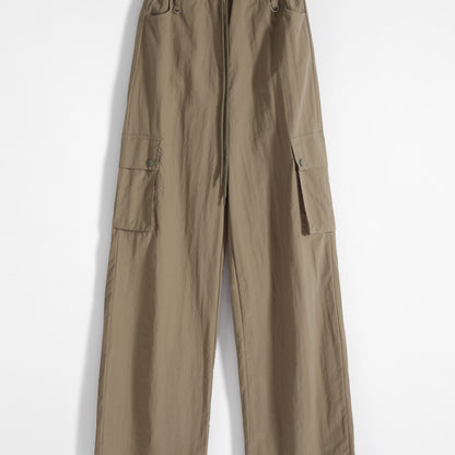 Pantalon ample décontracté de style urbain avec ceinture à cordon de serrage et jambes larges.