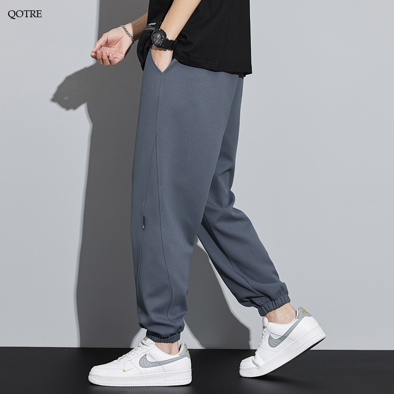 Lockere, konisch zulaufende Sweatpants mit Kordelzug, gestrickt und in einfarbigem Design.