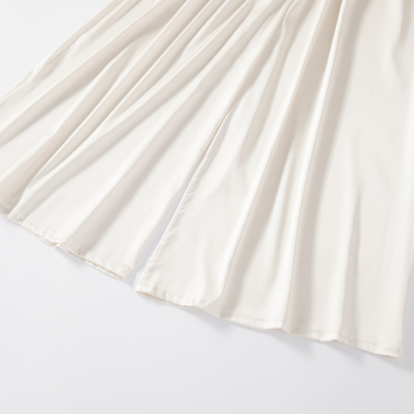 ゆったりとしたフィットのフロアレングスのハイウエスト細いサテン仕上げのドレープフレアレッグパンツ