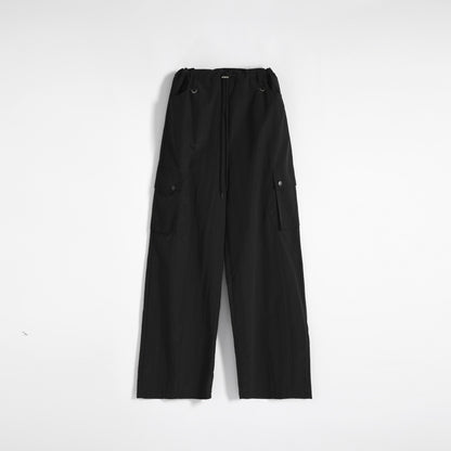 Pantalon ample décontracté de style urbain avec ceinture à cordon de serrage et jambes larges.