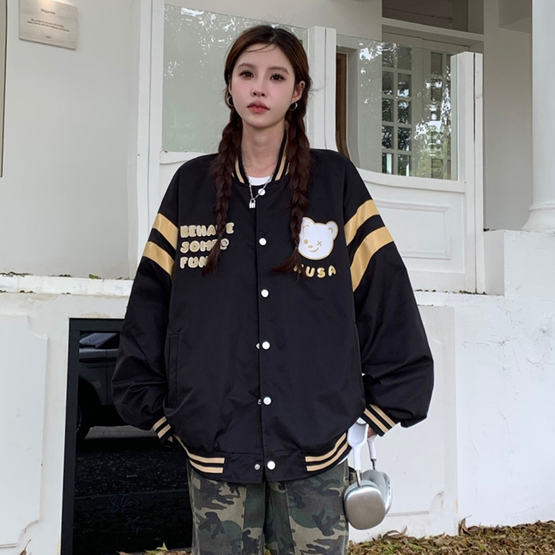 Lässige Streetstyle-Baseballjacke mit Bärenmotiv