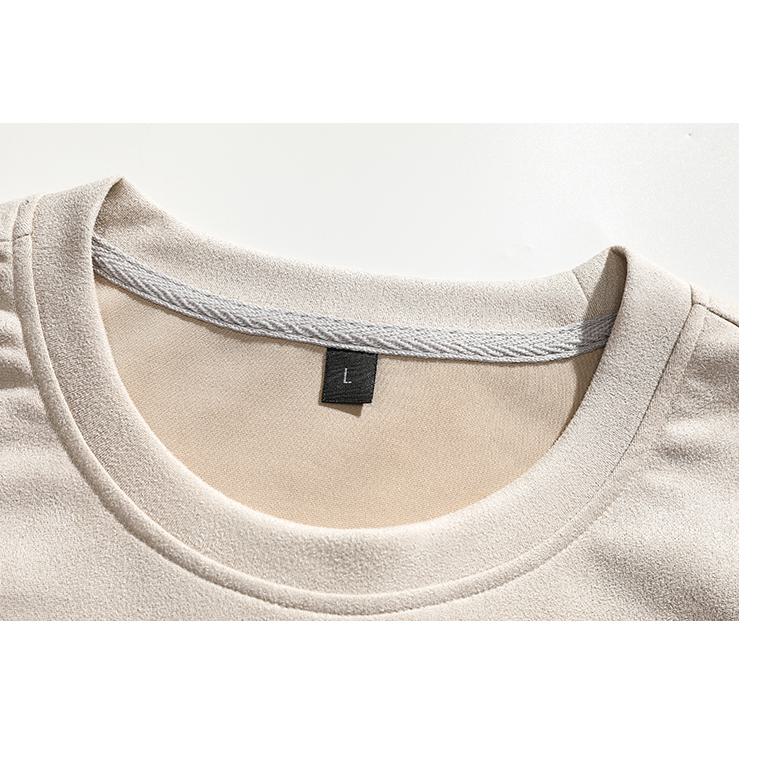 Kurzarm-Rundhals-T-Shirt aus Wildleder mit numerischem Druck und überschnittenen Schultern.