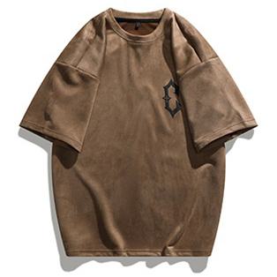 Camiseta de manga corta con cuello redondo, estampado elástico de gamuza y hombros caídos