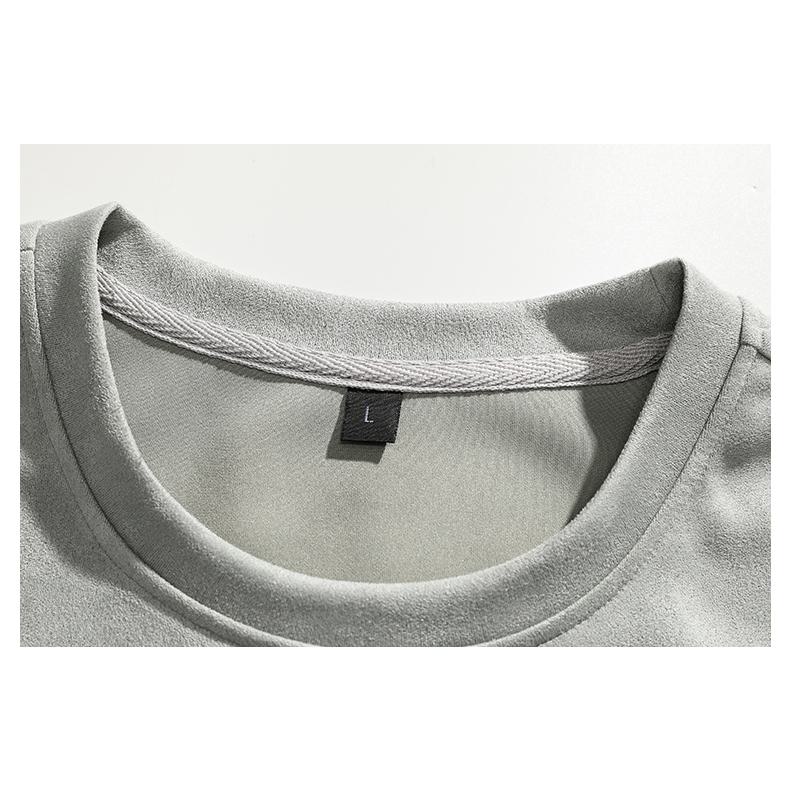 Kurzarm-T-Shirt mit Rundhalsausschnitt, elastischem Wildlederdruck und überschnittenen Schultern.