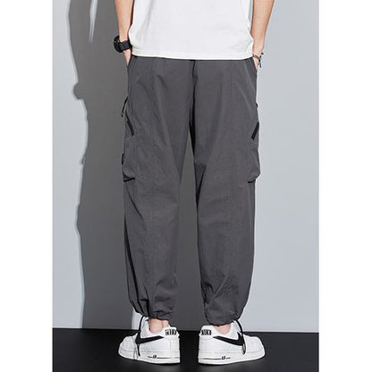 Pantalon cargo à jambe large et style streetwear avec poches à soufflet et coupe ample.