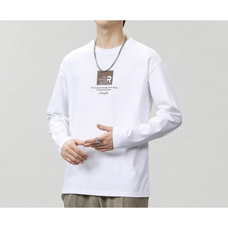 Tee-shirt à manches longues en coton pur avec col rond et motif simple.