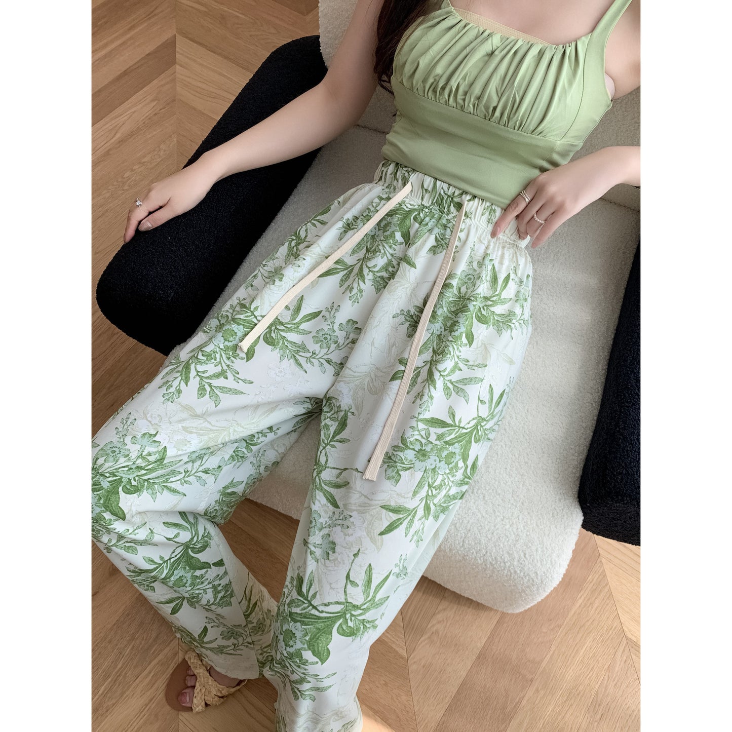 Pantalones de seda estampados de talle alto y pierna recta para un look casual que estiliza la figura