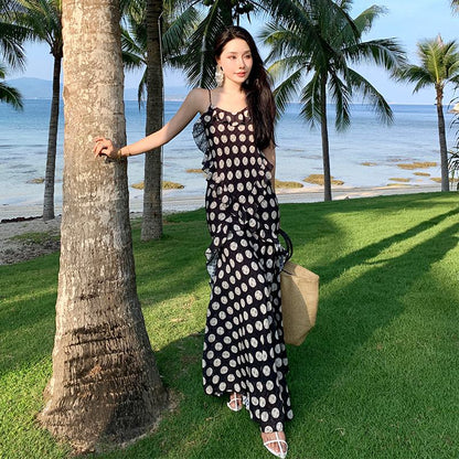 Strandkleid mit Rüschen am Saum, Cami-Trägern und rückenfreiem Design im Polka-Dot-Stil für den Urlaub am Strand