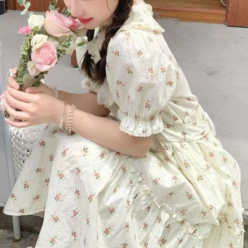 Blumendruck-Kleid mit hoher Taille, mittellangen Ärmeln, schmeichelnder Spitze, süß und niedlich, mit einer A-Linie und V-Ausschnitt.