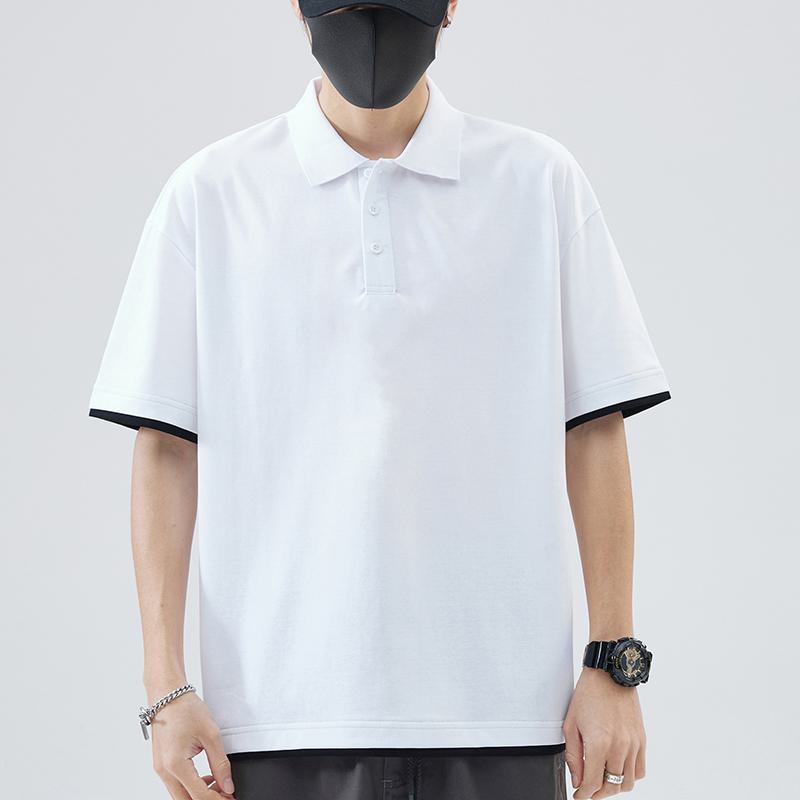 Camisa de polo de manga corta con cuello de solapa y diseño simulado de dos piezas, suelta y de hombros caídos.