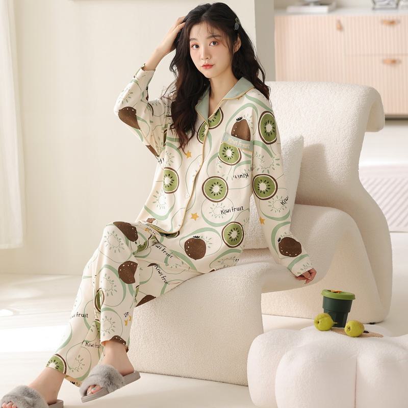 Ensemble de pyjama en coton pur tissé serré avec boutons sur le devant et motif fruité.