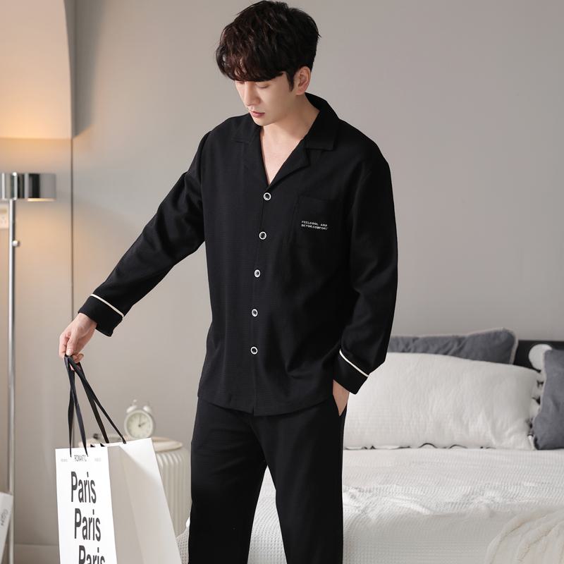 Eng anliegendes Pyjama-Set aus reiner Baumwolle mit Hahnentrittmuster, V-Ausschnitt, Knopfleiste und Tasche.