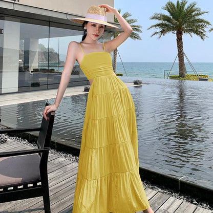 فستان شاطئ منخفض الخصر بلون موحد، بتصميم الكامي، مع خصر مجمع وظهر مكشوف وتنورة كاملة.