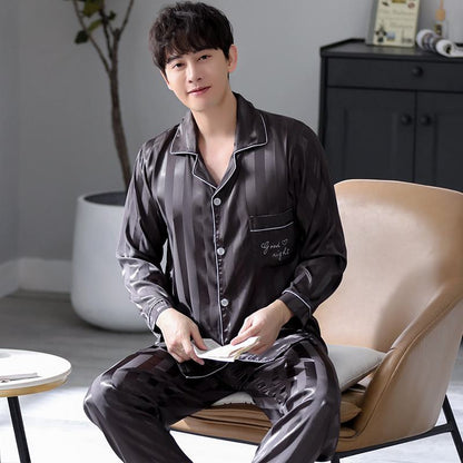 Conjunto de pijama de seda con rayas en la parte delantera, bolsillo y cuello con botones