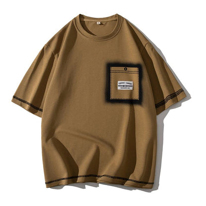 T-Shirt mit Rundhalsausschnitt, kurzen Ärmeln und trendigem Print mit aufgesetzter Tasche.