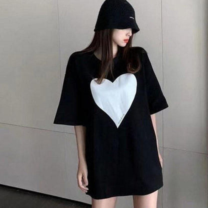 Camiseta de manga corta holgada con forma de corazón y largo midi de simplicidad.