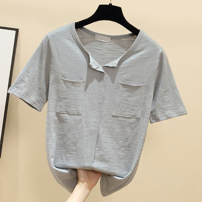 Kurzarm-T-Shirt mit V-Ausschnitt, lockerer Schnitt, aus reiner Baumwolle mit vielseitiger Flicken-Tasche, unifarbene Nische, Bambusverbindung.