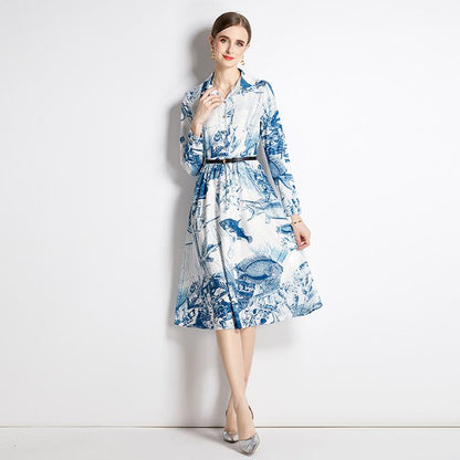 Robe ligne A ajustée de style rétro avec imprimé et jupe ample dans un style rétro, pour femmes petites, en longueur midi.