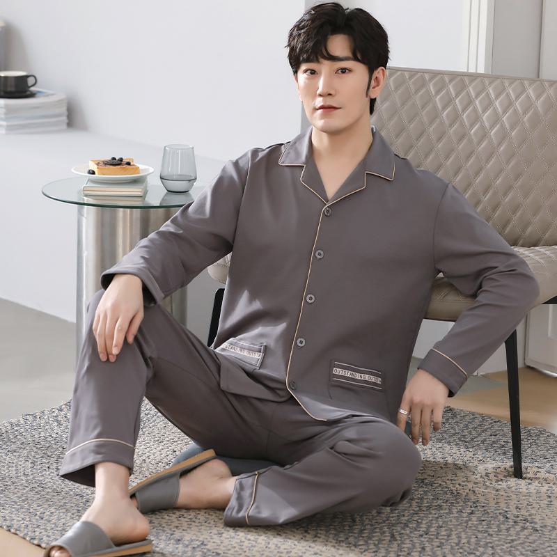Brauner Baumwoll-Pyjama mit Reverskragen und Knopfleiste vorne.