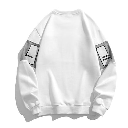 Vielseitiger Sweatshirt mit aufgesetzten Details, Drop-Shoulder und Buchstabenaufnähern.