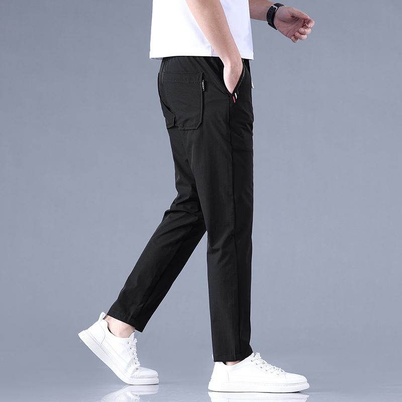 Pantalon slim-fit léger, à taille élastique, respirant et polyvalent.