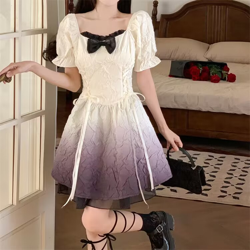 Leicht Knitteriges Bubble-Kleid im französischen Stil mit Fliege