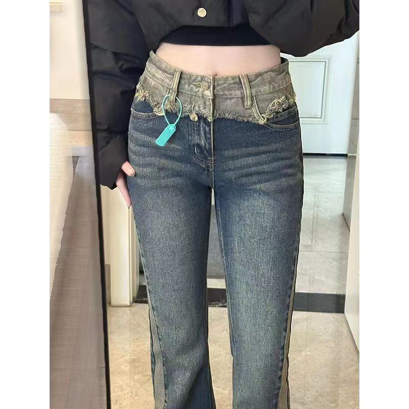 Schlankmachende High-Waisted Jeans mit leicht ausgestelltem Bein und Farbblock-Patchwork