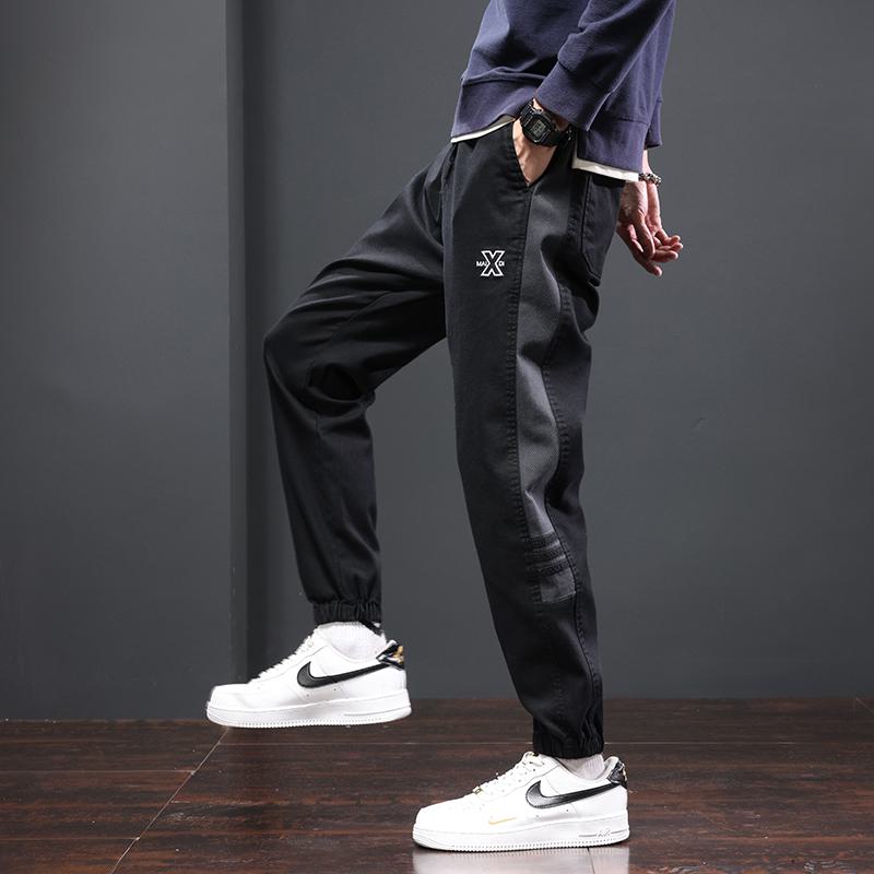Pantalones elegantes de corte suelto y ajustado con bolsillos inclinados.