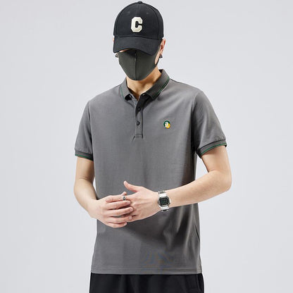 Kurzarm-Poloshirt aus reiner Baumwolle mit elastischem Reverskragen und schicker Qualität.